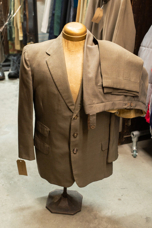 British 1950s Two Piece Triple Hunting Pocket  Barathea Linen Suit