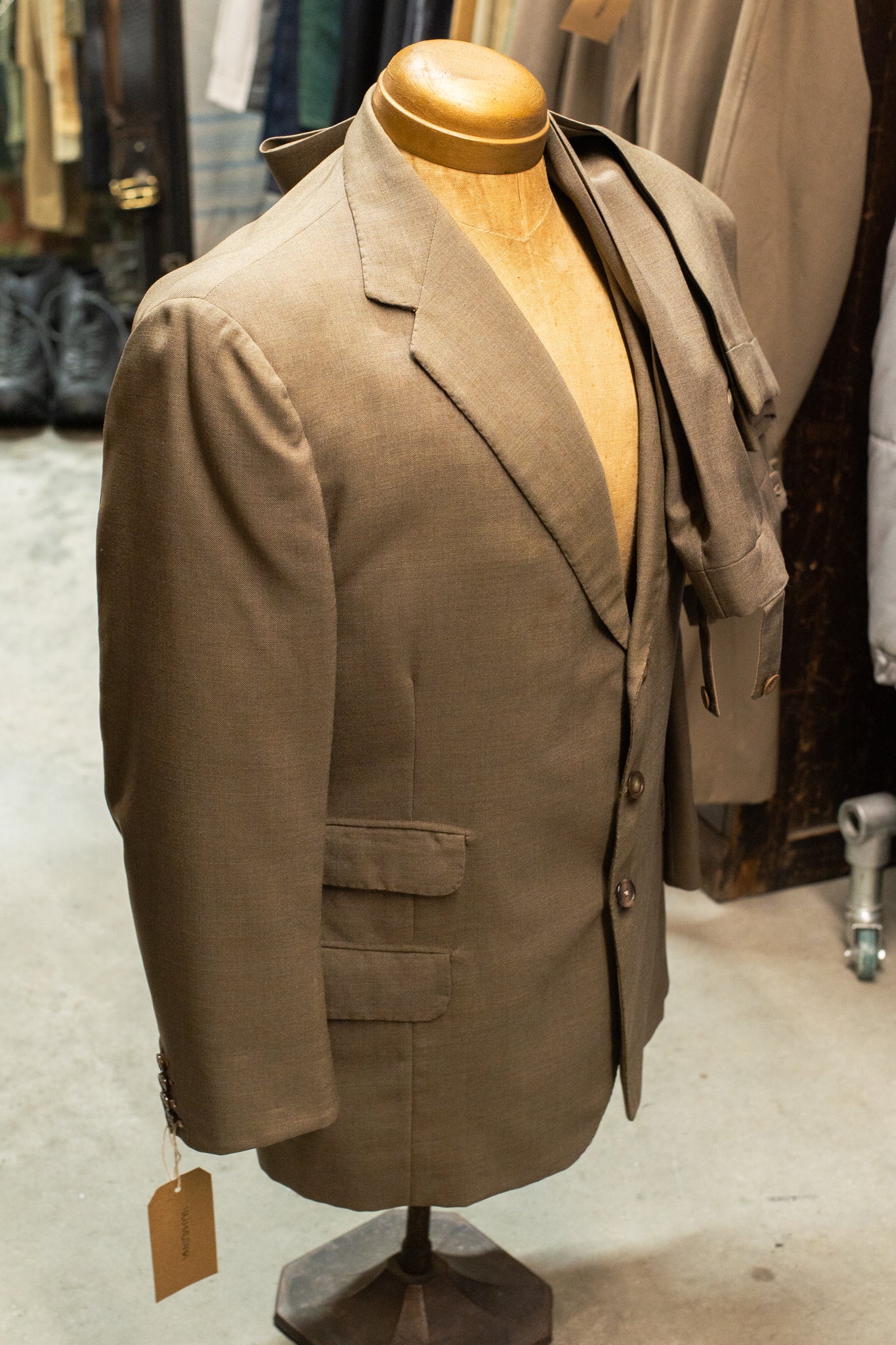 British 1950s Two Piece Triple Hunting Pocket  Barathea Linen Suit