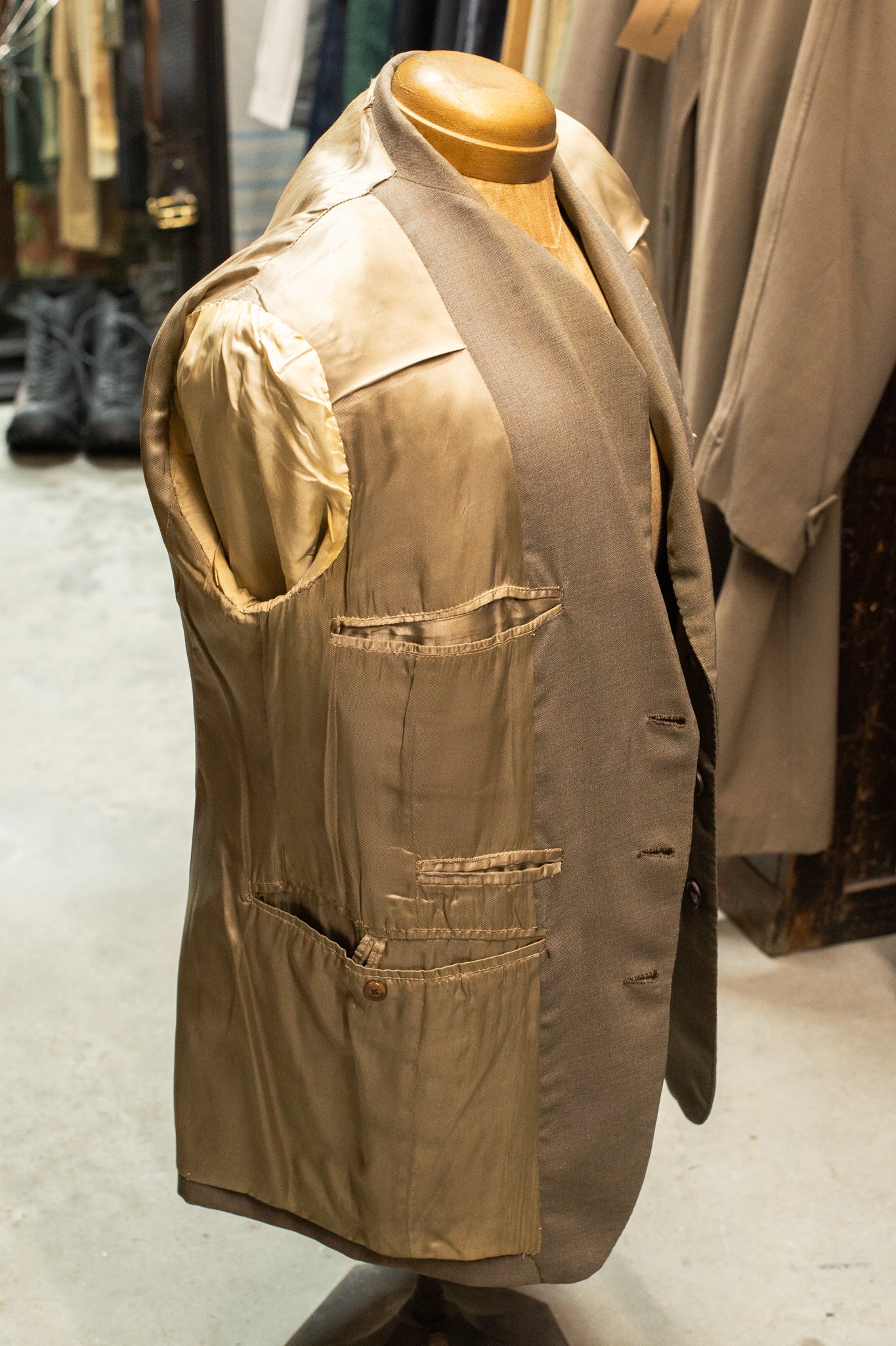 British 1950s Two Piece Triple Hunting Pocket  Barathea Linen Suit