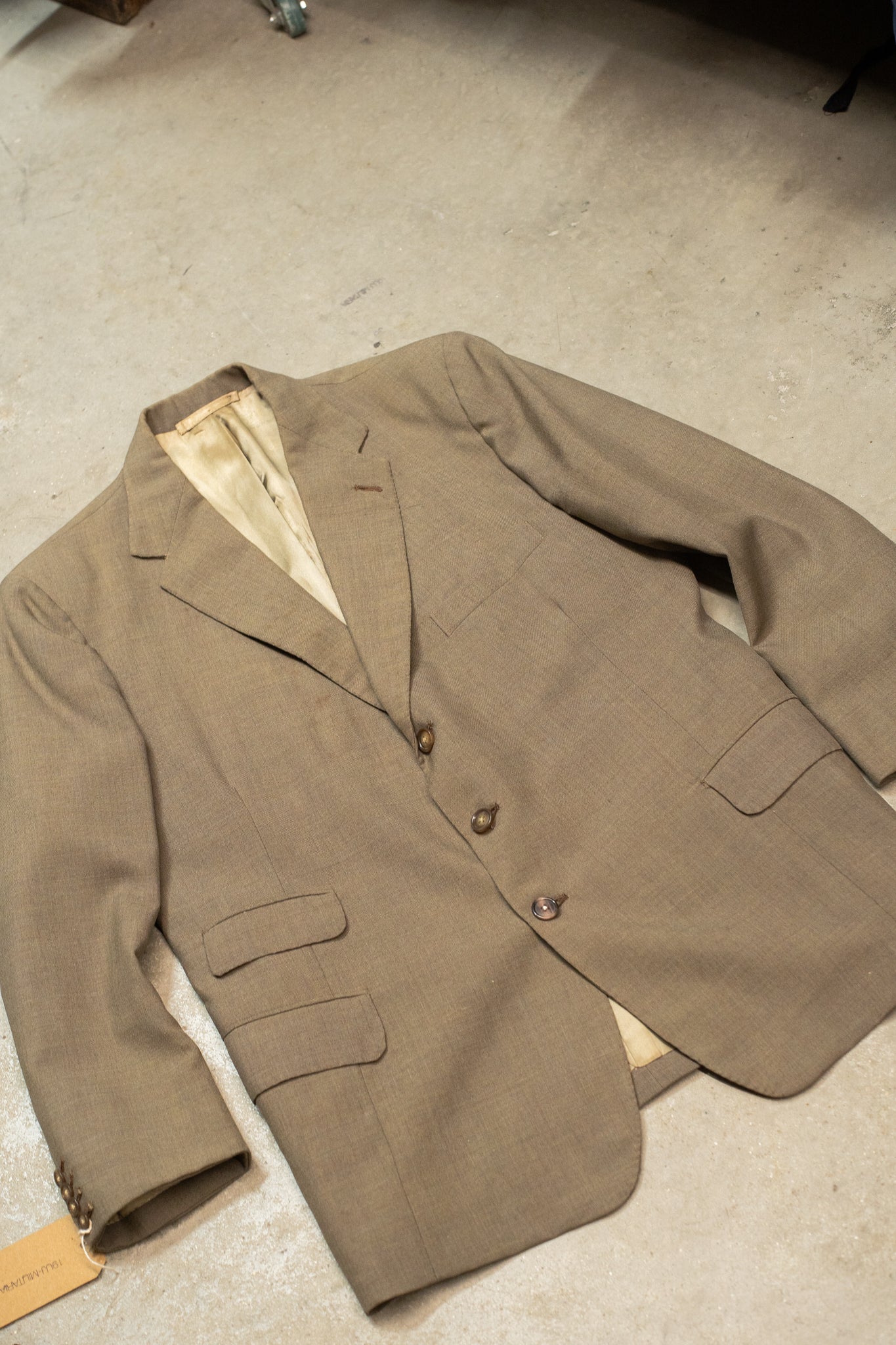 British 1950s Two Piece Triple Hunting Pocket  Barathea Linen Suit