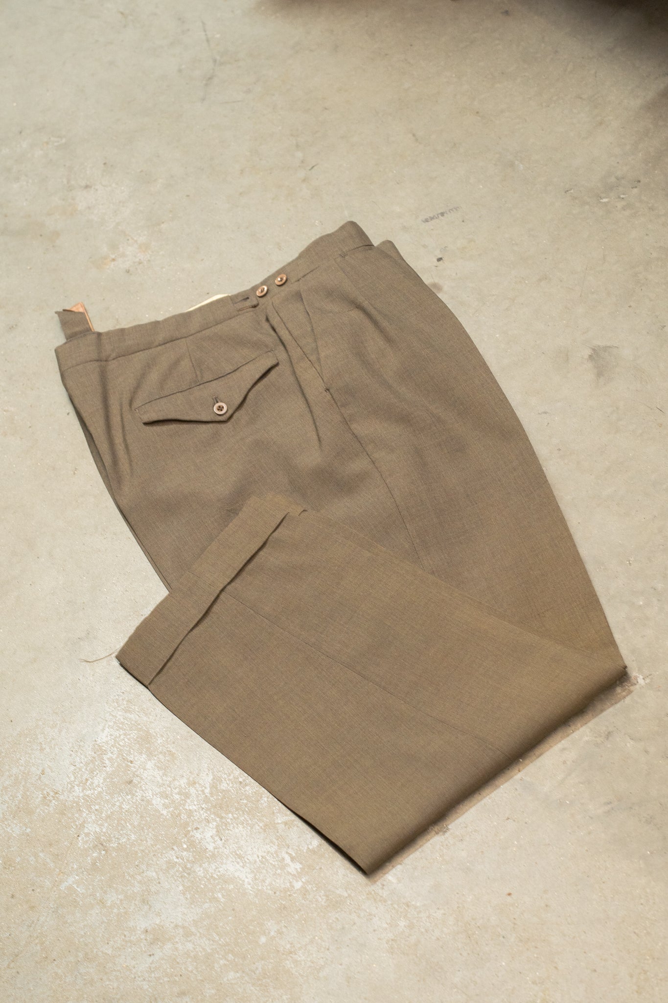 British 1950s Two Piece Triple Hunting Pocket  Barathea Linen Suit