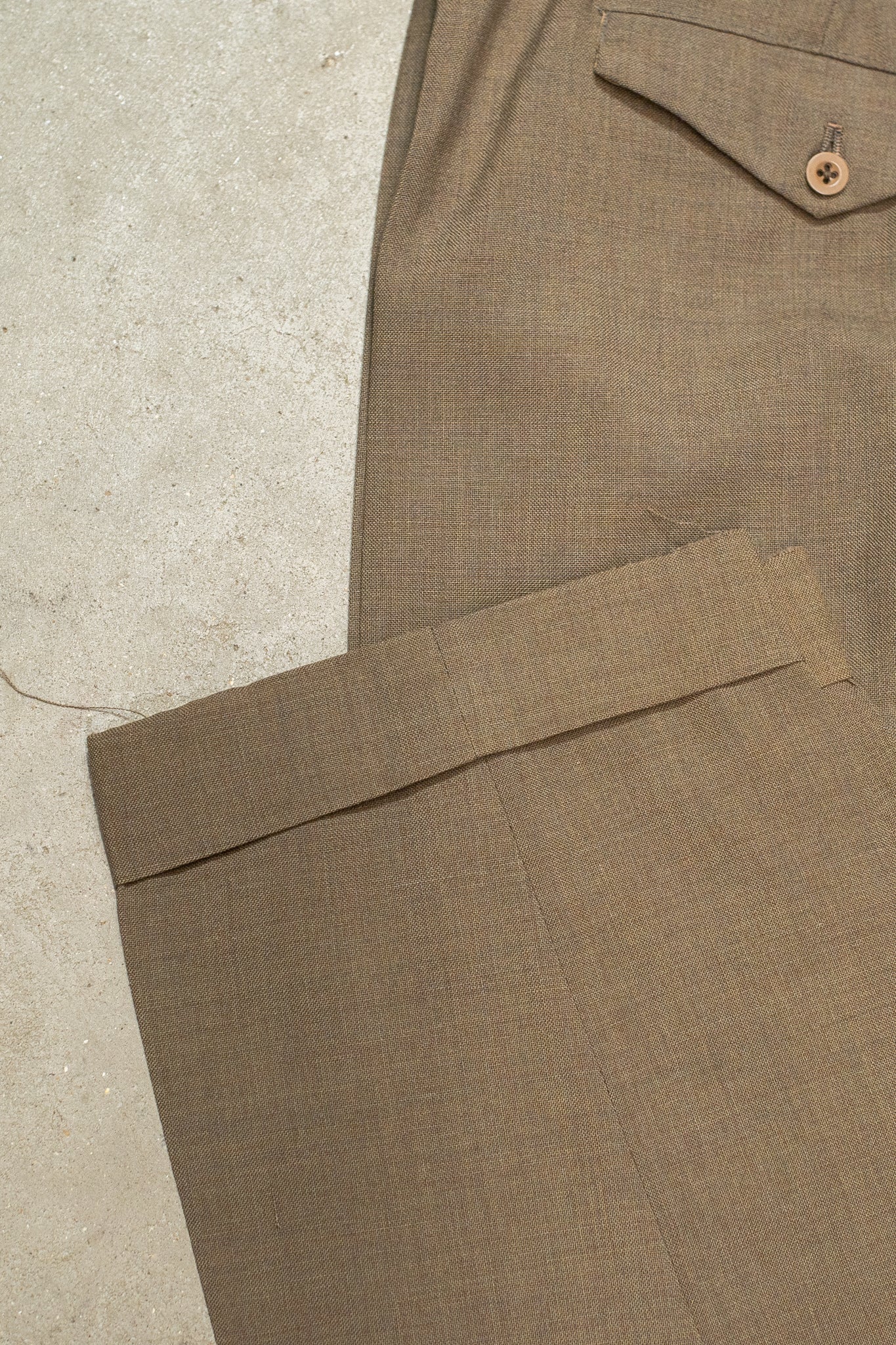 British 1950s Two Piece Triple Hunting Pocket  Barathea Linen Suit