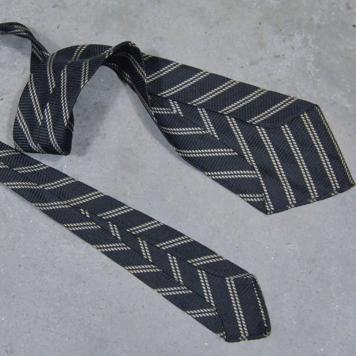 British 1930s Textural Tie