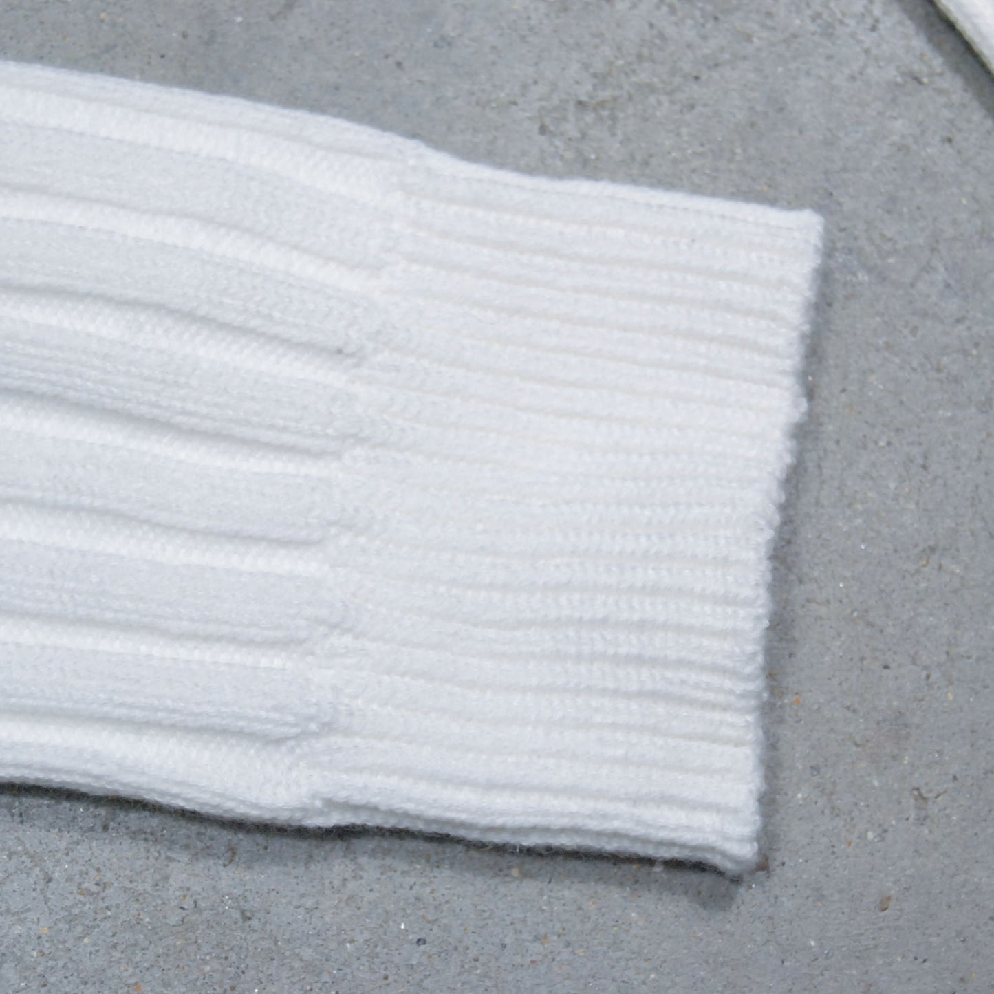 19UJ ESSENTIALS: White Textured Sock (One Pair)